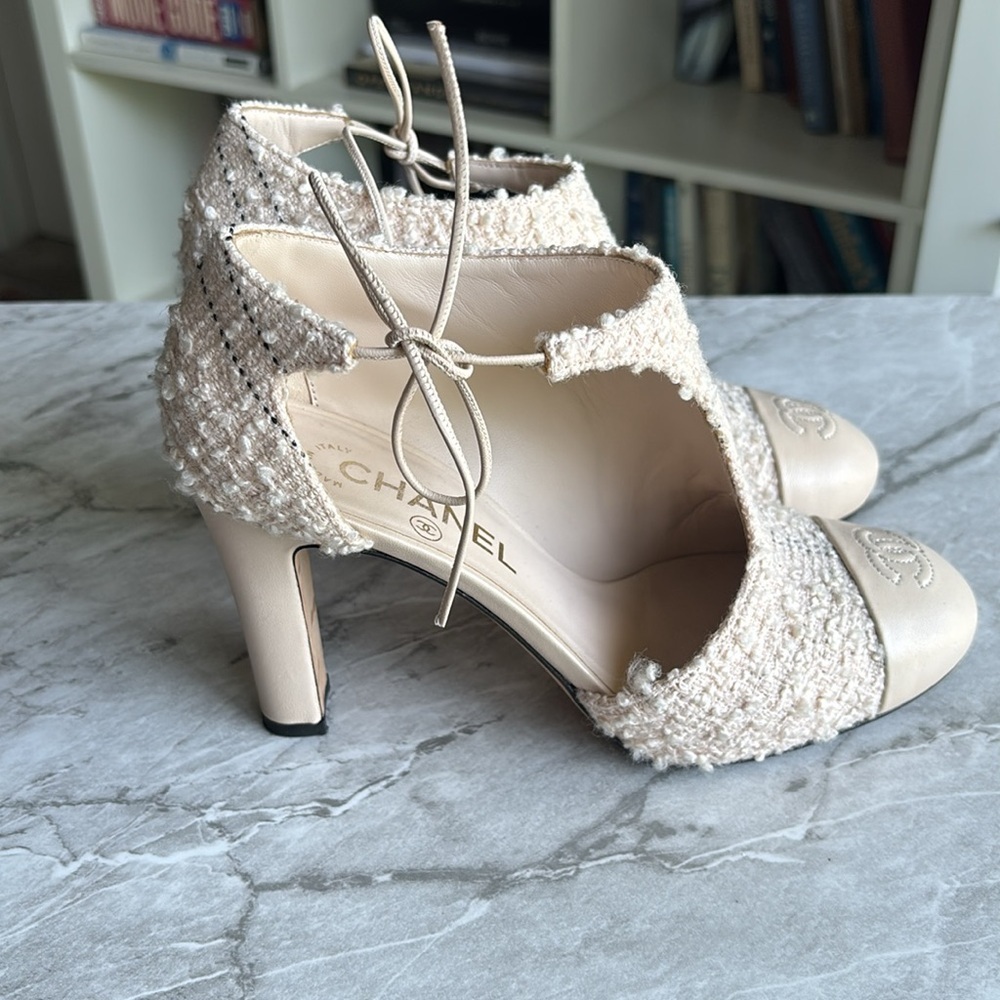 EUC Chanel Cream Tweed d’orsay 3.5” heel 2021 logo on leather toe z37 - Picture 2 of 8